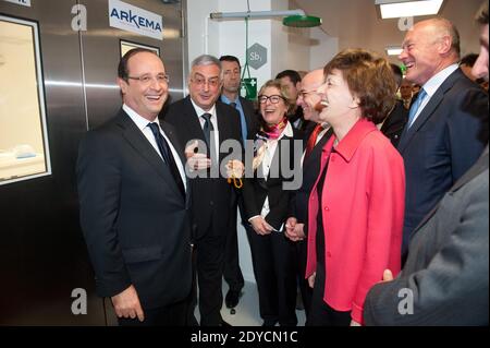 Alain Boudou, le président français François Hollande et la ministre française junior des personnes âgées et handicapées Michele Delaunay visitant le laboratoire de chimie « Polymeres organiques (LCPO) » à Talence, France, le 10 janvier 2013. Hollande était dans la région pour une visite consacrée aux investissements futurs et aux entreprises de haute technologie. Photo de Baptiste Fenouil/Pool/ABACAPRESS.COM Banque D'Images