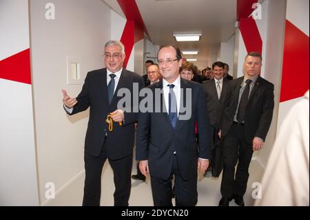 Alain Boudou, le président français François Hollande et la ministre française junior des personnes âgées et handicapées Michele Delaunay visitant le laboratoire de chimie « Polymeres organiques (LCPO) » à Talence, France, le 10 janvier 2013. Hollande était dans la région pour une visite consacrée aux investissements futurs et aux entreprises de haute technologie. Photo de Baptiste Fenouil/Pool/ABACAPRESS.COM Banque D'Images