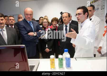 Alain Boudou, le président français François Hollande et la ministre française junior des personnes âgées et handicapées Michele Delaunay visitant le laboratoire de chimie « Polymeres organiques (LCPO) » à Talence, France, le 10 janvier 2013. Hollande était dans la région pour une visite consacrée aux investissements futurs et aux entreprises de haute technologie. Photo de Baptiste Fenouil/Pool/ABACAPRESS.COM Banque D'Images