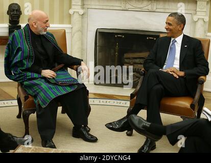 Le président américain Barack Obama (R) rencontre le président afghan Hamid Karzaï dans le bureau ovale de la Maison Blanche à Washington, DC, Etats-Unis, le 11 janvier 2013. Karzaï se rend à Washington pour discuter de la poursuite de la transition en Afghanistan et du partenariat entre les deux nations. Photo de Mark Wilson/Pool/ABACAPRESS.COM Banque D'Images