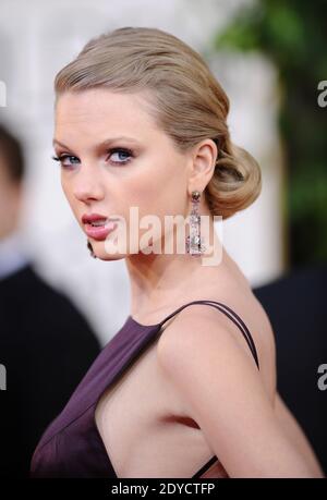 Taylor Swift arrive pour la 70e cérémonie annuelle des Golden Globe Awards, qui s'est tenue à l'hôtel Beverly Hilton de Los Angeles, en Californie, le 13 janvier 2013. Elle porte des boucles d'oreilles de Lorraine Schwartz. Photo de Lionel Hahn / ABACAPRESS.COM Banque D'Images