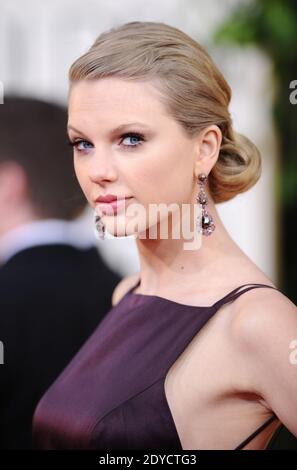 Taylor Swift arrive pour la 70e cérémonie annuelle des Golden Globe Awards, qui s'est tenue à l'hôtel Beverly Hilton de Los Angeles, en Californie, le 13 janvier 2013. Elle porte des boucles d'oreilles de Lorraine Schwartz. Photo de Lionel Hahn / ABACAPRESS.COM Banque D'Images