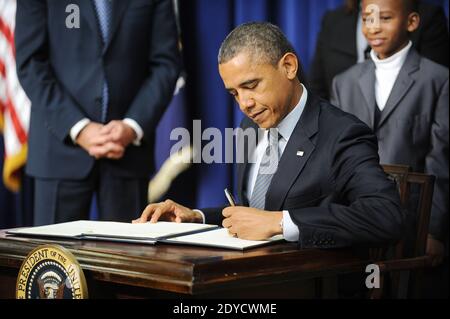 Le président américain Barack Obama signe une série de décrets sur les nouvelles propositions de l'administration concernant la loi sur les armes à feu dans le bâtiment du bureau exécutif d'Eisenhower le 16 janvier 2013 à Washington, DC, USA. Photo par Olivier Douliery/ABACAPRESS.COM Banque D'Images