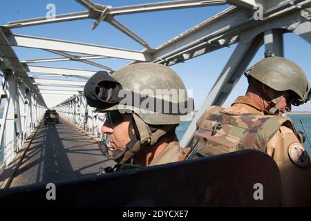 Photo de l'armée française publiée le 17 janvier montrant les troupes du 21e Rima (Régiment d'infanterie de la Marine française) le 17 janvier 2013 près de la ville de Markala, au Mali. Des soldats français sont arrivés dans la ville pour sécuriser le pont stratégique sur le fleuve Niger le 16 janvier 2013 après avoir quitté la capitale Bamako la veille. Après des jours de frappes aériennes sur des positions islamistes dans le territoire du nord, les rebelles se sont emparés en avril, les troupes françaises et maliennes ont combattu les insurgés dans la petite ville de Diabaly, à environ 400 kilomètres (250 miles) au nord de Bamako. Photo ECPAD/ABACAPRESS.COM Banque D'Images