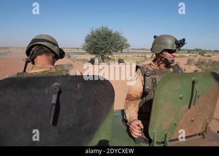 Photo de l'armée française publiée le 17 janvier montrant les troupes du 21e Rima (Régiment d'infanterie de la Marine française) le 17 janvier 2013 près de la ville de Markala, au Mali. Des soldats français sont arrivés dans la ville pour sécuriser le pont stratégique sur le fleuve Niger le 16 janvier 2013 après avoir quitté la capitale Bamako la veille. Après des jours de frappes aériennes sur des positions islamistes dans le territoire du nord, les rebelles se sont emparés en avril, les troupes françaises et maliennes ont combattu les insurgés dans la petite ville de Diabaly, à environ 400 kilomètres (250 miles) au nord de Bamako. Photo ECPAD/ABACAPRESS.COM Banque D'Images