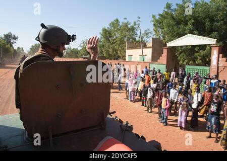 Photo de l'armée française publiée le 17 janvier montrant les troupes du 21e Rima (Régiment d'infanterie de la Marine française) le 17 janvier 2013 près de la ville de Markala, au Mali. Des soldats français sont arrivés dans la ville pour sécuriser le pont stratégique sur le fleuve Niger le 16 janvier 2013 après avoir quitté la capitale Bamako la veille. Après des jours de frappes aériennes sur des positions islamistes dans le territoire du nord, les rebelles se sont emparés en avril, les troupes françaises et maliennes ont combattu les insurgés dans la petite ville de Diabaly, à environ 400 kilomètres (250 miles) au nord de Bamako. Photo ECPAD/ABACAPRESS.COM Banque D'Images