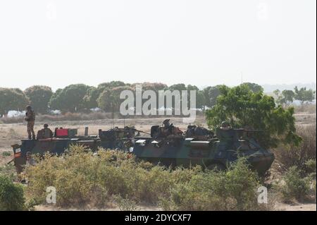 Photo de l'armée française publiée le 17 janvier montrant les troupes du 21e Rima (Régiment d'infanterie de la Marine française) le 17 janvier 2013 près de la ville de Markala, au Mali. Des soldats français sont arrivés dans la ville pour sécuriser le pont stratégique sur le fleuve Niger le 16 janvier 2013 après avoir quitté la capitale Bamako la veille. Après des jours de frappes aériennes sur des positions islamistes dans le territoire du nord, les rebelles se sont emparés en avril, les troupes françaises et maliennes ont combattu les insurgés dans la petite ville de Diabaly, à environ 400 kilomètres (250 miles) au nord de Bamako. Photo ECPAD/ABACAPRESS.COM Banque D'Images