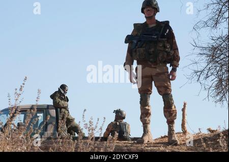 Photo de l'armée française publiée le 17 janvier montrant les troupes du 21e Rima (Régiment d'infanterie de la Marine française) le 17 janvier 2013 près de la ville de Markala, au Mali. Des soldats français sont arrivés dans la ville pour sécuriser le pont stratégique sur le fleuve Niger le 16 janvier 2013 après avoir quitté la capitale Bamako la veille. Après des jours de frappes aériennes sur des positions islamistes dans le territoire du nord, les rebelles se sont emparés en avril, les troupes françaises et maliennes ont combattu les insurgés dans la petite ville de Diabaly, à environ 400 kilomètres (250 miles) au nord de Bamako. Photo ECPAD/ABACAPRESS.COM Banque D'Images