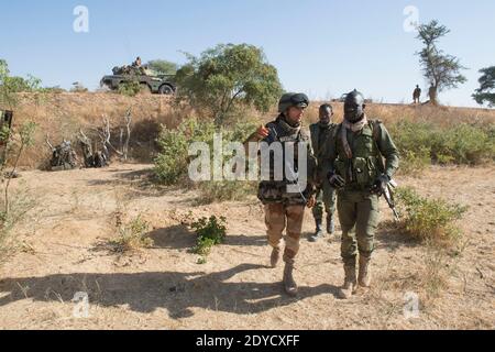 Photo de l'armée française publiée le 17 janvier montrant les troupes du 21e Rima (Régiment d'infanterie de la Marine française) le 17 janvier 2013 près de la ville de Markala, au Mali. Des soldats français sont arrivés dans la ville pour sécuriser le pont stratégique sur le fleuve Niger le 16 janvier 2013 après avoir quitté la capitale Bamako la veille. Après des jours de frappes aériennes sur des positions islamistes dans le territoire du nord, les rebelles se sont emparés en avril, les troupes françaises et maliennes ont combattu les insurgés dans la petite ville de Diabaly, à environ 400 kilomètres (250 miles) au nord de Bamako. Photo ECPAD/ABACAPRESS.COM Banque D'Images