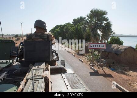 Photo de l'armée française publiée le 17 janvier montrant les troupes du 21e Rima (Régiment d'infanterie de la Marine française) le 17 janvier 2013 près de la ville de Markala, au Mali. Des soldats français sont arrivés dans la ville pour sécuriser le pont stratégique sur le fleuve Niger le 16 janvier 2013 après avoir quitté la capitale Bamako la veille. Après des jours de frappes aériennes sur des positions islamistes dans le territoire du nord, les rebelles se sont emparés en avril, les troupes françaises et maliennes ont combattu les insurgés dans la petite ville de Diabaly, à environ 400 kilomètres (250 miles) au nord de Bamako. Photo ECPAD/ABACAPRESS.COM Banque D'Images