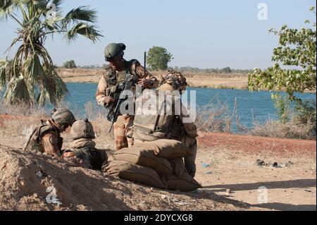 Photo de l'armée française publiée le 17 janvier montrant les troupes du 21e Rima (Régiment d'infanterie de la Marine française) le 17 janvier 2013 près de la ville de Markala, au Mali. Des soldats français sont arrivés dans la ville pour sécuriser le pont stratégique sur le fleuve Niger le 16 janvier 2013 après avoir quitté la capitale Bamako la veille. Après des jours de frappes aériennes sur des positions islamistes dans le territoire du nord, les rebelles se sont emparés en avril, les troupes françaises et maliennes ont combattu les insurgés dans la petite ville de Diabaly, à environ 400 kilomètres (250 miles) au nord de Bamako. Photo ECPAD/ABACAPRESS.COM Banque D'Images