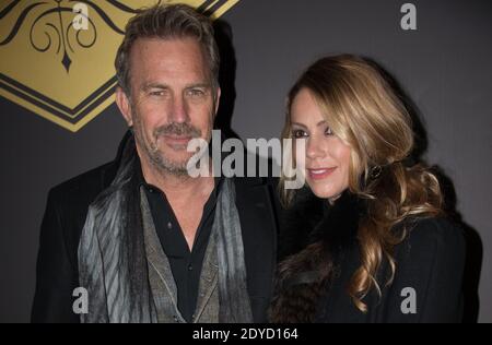 L'acteur AMÉRICAIN Kevin Costner et sa femme Christine posent des coulisses au salon de la collection Versace haute-Couture Printemps-été 2013 à Paris, en France, le 20 janvier 2013. Photo de Thierry Orban/ABACAPRESS.COM Banque D'Images