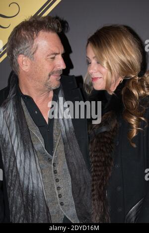 L'acteur AMÉRICAIN Kevin Costner et sa femme Christine posent des coulisses au salon de la collection Versace haute-Couture Printemps-été 2013 à Paris, en France, le 20 janvier 2013. Photo de Thierry Orban/ABACAPRESS.COM Banque D'Images