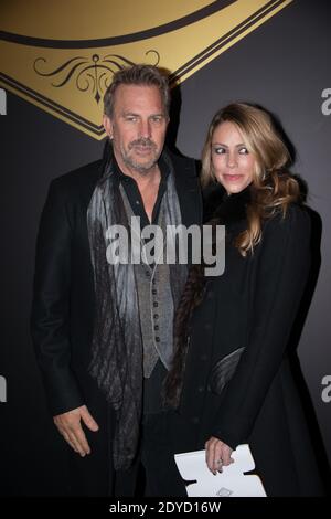 L'acteur AMÉRICAIN Kevin Costner et sa femme Christine posent des coulisses au salon de la collection Versace haute-Couture Printemps-été 2013 à Paris, en France, le 20 janvier 2013. Photo de Thierry Orban/ABACAPRESS.COM Banque D'Images