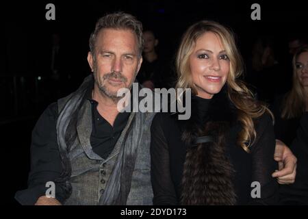 L'acteur AMÉRICAIN Kevin Costner et sa femme Christine posent des coulisses au salon de la collection Versace haute-Couture Printemps-été 2013 à Paris, en France, le 20 janvier 2013. Photo de Thierry Orban/ABACAPRESS.COM Banque D'Images