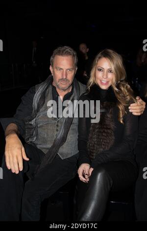 L'acteur AMÉRICAIN Kevin Costner et sa femme Christine posent des coulisses au salon de la collection Versace haute-Couture Printemps-été 2013 à Paris, en France, le 20 janvier 2013. Photo de Thierry Orban/ABACAPRESS.COM Banque D'Images