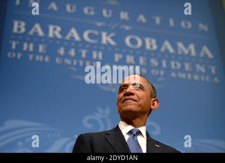 LE président AMÉRICAIN Barack Obama écoute le discours de la première dame Michelle Obama lors de la récption inaugurale au Musée national du bâtiment à Washington, DC, USA, le 20 janvier 2013. Obama a battu le candidat républicain Mitt Romney le jour des élections du 06 novembre 2012 pour être réélu pour un second mandat. Photo de Shawn thew/Pool/ABACAPRESS.COM Banque D'Images