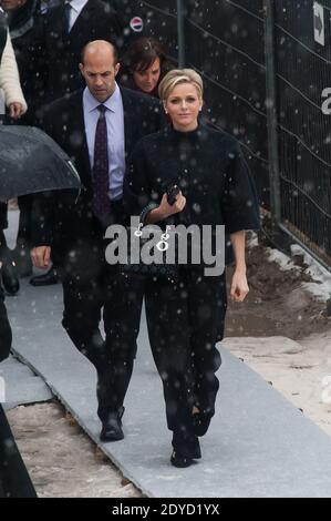 La princesse Charlene de Monaco arrive au salon de la collection Christian Dior de la haute-Couture Printemps-été 2013, qui s'est tenu à l'espace Ephemere des Tuileries à Paris, en France, le 21 janvier 2013. Photo de Nicolas Genin/ABACAPRESS.COM Banque D'Images