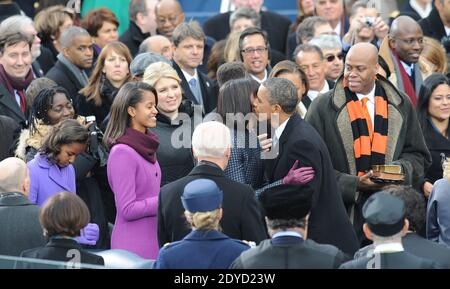 Barack Obama embrasse Michelle lorsqu'il arrive aux cérémonies d'inauguration du second mandat du président Obama au Capitole des États-Unis à Washington, DC, USA, le 21 janvier 2013. Photo de JMP-Douliery/ABACAPRESS.COM Banque D'Images