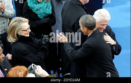 Barack Obama salue l'ancien président Clinton et la première dame Hillary Clinton avant d'avoir assermentation en tant que 45e président des États-Unis au Capitole des États-Unis à Washington, DC, États-Unis, mardi 21 janvier 2013. Photo par Olivier Douliery/ABACAPRESS.COM Banque D'Images