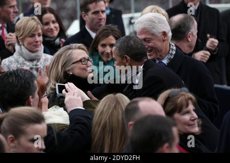 Le président américain Barack Obama salue la secrétaire d'État Hillary Clinton et l'ancien président Bill Clinton lors de l'inauguration présidentielle sur le front ouest du Capitole des États-Unis à Washington, DC, USA, le 21 janvier 2013. Barack Obama a été réélu pour un deuxième mandat en tant que président des États-Unis. Photo de Win McNamee/Pool/ABACAPRESS.COM Banque D'Images
