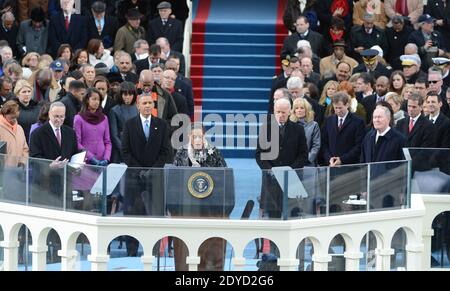 Le président Barack Obama regarde Myrlie Evers-Williams livrer l'invocation avant d'être assermenté pour un deuxième mandat en tant que président des États-Unis par le juge en chef de la Cour suprême John Roberts lors de sa cérémonie d'inauguration publique au Capitole des États-Unis à Washington, DC, USA, le 21 janvier 2013. Photo de Pat Benic/Pool/ABACAPRESS.COM Banque D'Images