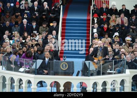 Le président Barack Obama regarde le musicien James Taylor chanter avant d'être assermenté pour un deuxième mandat en tant que président des États-Unis par le juge en chef de la Cour suprême John Roberts lors de sa cérémonie d'inauguration publique au Capitole des États-Unis à Washington, DC, Etats-Unis, le 21 janvier 2013. Photo de Pat Benic/Pool/ABACAPRESS.COM Banque D'Images