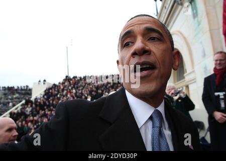 Le président américain Barack Obama salue les gens après l'inauguration officielle sur le front ouest du Capitole des États-Unis à Washington le 21 janvier 2013. Barack Obama a été réélu pour un deuxième mandat en tant que président des États-Unis. Photo de Win McNamee/Pool/ABACAPRESS.COM Banque D'Images