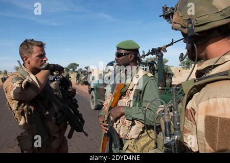 La photo de l'armée française publiée le 22 janvier montre les troupes françaises et maliennes à Niono, Mali, le 21 janvier 2013, dans le cadre de Serval, une opération militaire dans le nord du Mali. Le gouvernement du Mali a prolongé l'état d'urgence en place depuis janvier 12 pendant trois mois dans le cadre d'une offensive militaire menée par les Français pour évacuer du nord les islamistes liés à Al-Qaïda. Photo ECPAD/ABACAPRESS.COM Banque D'Images