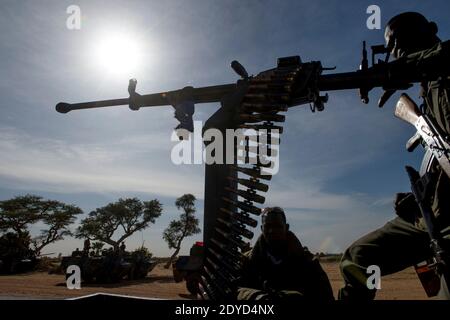 La photo de l'armée française publiée le 22 janvier montre les troupes françaises et maliennes à Niono, Mali, le 21 janvier 2013, dans le cadre de Serval, une opération militaire dans le nord du Mali. Le gouvernement du Mali a prolongé l'état d'urgence en place depuis janvier 12 pendant trois mois dans le cadre d'une offensive militaire menée par les Français pour évacuer du nord les islamistes liés à Al-Qaïda. Photo ECPAD/ABACAPRESS.COM Banque D'Images