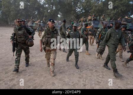 La photo de l'armée française publiée le 22 janvier montre les troupes françaises et maliennes à Niono, Mali, le 21 janvier 2013, dans le cadre de Serval, une opération militaire dans le nord du Mali. Le gouvernement du Mali a prolongé l'état d'urgence en place depuis janvier 12 pendant trois mois dans le cadre d'une offensive militaire menée par les Français pour évacuer du nord les islamistes liés à Al-Qaïda. Photo ECPAD/ABACAPRESS.COM Banque D'Images