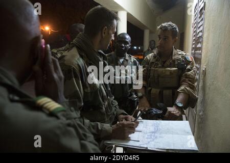 La photo de l'armée française publiée le 22 janvier montre les troupes françaises et maliennes à Niono, Mali, le 21 janvier 2013, dans le cadre de Serval, une opération militaire dans le nord du Mali. Le gouvernement du Mali a prolongé l'état d'urgence en place depuis janvier 12 pendant trois mois dans le cadre d'une offensive militaire menée par les Français pour évacuer du nord les islamistes liés à Al-Qaïda. Photo ECPAD/ABACAPRESS.COM Banque D'Images