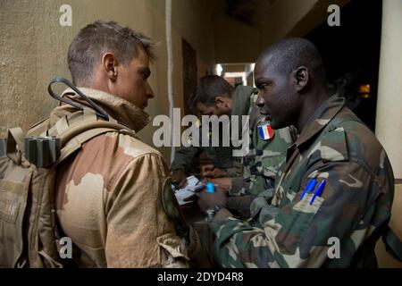 La photo de l'armée française publiée le 22 janvier montre les troupes françaises et maliennes à Niono, Mali, le 21 janvier 2013, dans le cadre de Serval, une opération militaire dans le nord du Mali. Le gouvernement du Mali a prolongé l'état d'urgence en place depuis janvier 12 pendant trois mois dans le cadre d'une offensive militaire menée par les Français pour évacuer du nord les islamistes liés à Al-Qaïda. Photo ECPAD/ABACAPRESS.COM Banque D'Images