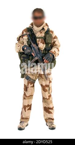 Un fichier non daté montre un membre du 13eme RDP de l'Armée française (13ème Régiment de dragons de parachutistes), un régiment aéroporté des forces spéciales, portant une robe de combat camouflée et un équipement de combat spécial. 13 RDP est sous le contrôle du COS du Commandement des opérations spéciales de la France. Certains des meilleurs éléments du régiment font partie des forces françaises qui combattent au Mali contre les insurgés soutenus par Al-Qaida. Photo de Philippe Poulet/ABACAPRESS.COM Banque D'Images