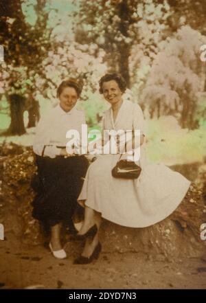 ASIAGO, ITALIE 15 JUIN 1956: Les femmes dans un parc dans les années 50 Banque D'Images
