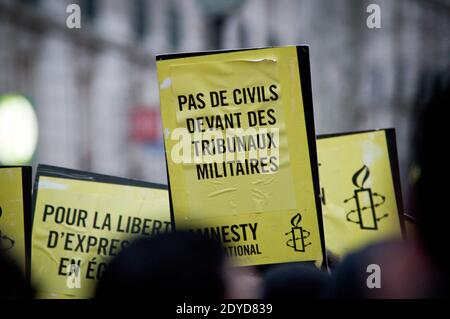 Des dizaines de personnes se rassemblent sur le boulevard de Belleville à Paris, en France, le vendredi 25 janvier 2013, pour montrer leur soutien au peuple égyptien contre l'emprise des islamistes radicaux dans les couloirs du pouvoir et de l'autorité légale donnée à l'armée. Amnesty International et quelques partisans de la révolution syrienne y ont participé. Photo de Nicolas Messyasz/ABACAPRESS.COM Banque D'Images