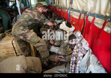 Une photo de document publiée par French amy le 25 janvier montre que des soldats tchadiens embarquèrent à bord d'un avion cargo de l'Armée de l'Air française Hercule C130 en route vers le Mali à n'Djamena, Tchad, le 24 janvier 2013. Le Tchad a doublé ses troupes pour combattre les islamistes dans la ville de Gao, dans le nord du Mali, de 200 à 400, en accusant une source militaire tchadienne. les nations africaines secouées par l'intervention surprise de la France au Mali ont répondu par des engagements rapides de troupes, mais le manque de fonds, d'équipements et de préparation à la bataille a ralenti leur déploiement, disent les diplomates. Photo par Armee de l'Air/ABACAPRESS.COM Banque D'Images