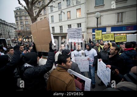 Des dizaines de personnes se rassemblent sur le boulevard de Belleville à Paris, en France, le vendredi 25 janvier 2013, pour montrer leur soutien au peuple égyptien contre l'emprise des islamistes radicaux dans les couloirs du pouvoir et de l'autorité légale donnée à l'armée. Amnesty International et quelques partisans de la révolution syrienne y ont participé. Photo de Nicolas Messyasz/ABACAPRESS.COM Banque D'Images