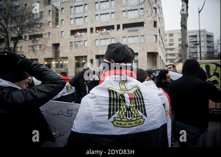 Des dizaines de personnes se rassemblent sur le boulevard de Belleville à Paris, en France, le vendredi 25 janvier 2013, pour montrer leur soutien au peuple égyptien contre l'emprise des islamistes radicaux dans les couloirs du pouvoir et de l'autorité légale donnée à l'armée. Amnesty International et quelques partisans de la révolution syrienne y ont participé. Photo de Nicolas Messyasz/ABACAPRESS.COM Banque D'Images