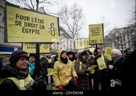 Des dizaines de personnes se rassemblent sur le boulevard de Belleville à Paris, en France, le vendredi 25 janvier 2013, pour montrer leur soutien au peuple égyptien contre l'emprise des islamistes radicaux dans les couloirs du pouvoir et de l'autorité légale donnée à l'armée. Amnesty International et quelques partisans de la révolution syrienne y ont participé. Photo de Nicolas Messyasz/ABACAPRESS.COM Banque D'Images