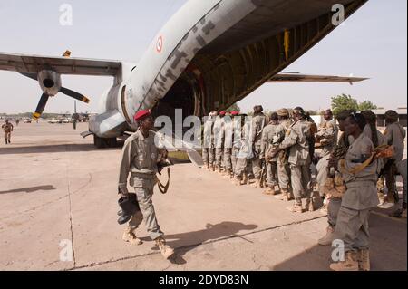 Une photo de document publiée par French amy le 25 janvier montre que des soldats tchadiens embarquèrent à bord d'un avion cargo de l'Armée de l'Air française Hercule C130 en route vers le Mali à n'Djamena, Tchad, le 24 janvier 2013. Le Tchad a doublé ses troupes pour combattre les islamistes dans la ville de Gao, dans le nord du Mali, de 200 à 400, en accusant une source militaire tchadienne. les nations africaines secouées par l'intervention surprise de la France au Mali ont répondu par des engagements rapides de troupes, mais le manque de fonds, d'équipements et de préparation à la bataille a ralenti leur déploiement, disent les diplomates. Photo par Armee de l'Air/ABACAPRESS.COM Banque D'Images