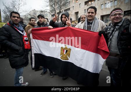 Des dizaines de personnes se rassemblent sur le boulevard de Belleville à Paris, en France, le vendredi 25 janvier 2013, pour montrer leur soutien au peuple égyptien contre l'emprise des islamistes radicaux dans les couloirs du pouvoir et de l'autorité légale donnée à l'armée. Amnesty International et quelques partisans de la révolution syrienne y ont participé. Photo de Nicolas Messyasz/ABACAPRESS.COM Banque D'Images