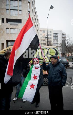 Des dizaines de personnes se rassemblent sur le boulevard de Belleville à Paris, en France, le vendredi 25 janvier 2013, pour montrer leur soutien au peuple égyptien contre l'emprise des islamistes radicaux dans les couloirs du pouvoir et de l'autorité légale donnée à l'armée. Amnesty International et quelques partisans de la révolution syrienne y ont participé. Photo de Nicolas Messyasz/ABACAPRESS.COM Banque D'Images