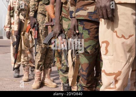 Une photo de document publiée par French amy le 25 janvier montre que des soldats tchadiens embarquèrent à bord d'un avion cargo de l'Armée de l'Air française Hercule C130 en route vers le Mali à n'Djamena, Tchad, le 24 janvier 2013. Le Tchad a doublé ses troupes pour combattre les islamistes dans la ville de Gao, dans le nord du Mali, de 200 à 400, en accusant une source militaire tchadienne. les nations africaines secouées par l'intervention surprise de la France au Mali ont répondu par des engagements rapides de troupes, mais le manque de fonds, d'équipements et de préparation à la bataille a ralenti leur déploiement, disent les diplomates. Photo par Armee de l'Air/ABACAPRESS.COM Banque D'Images