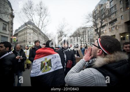 Des dizaines de personnes se rassemblent sur le boulevard de Belleville à Paris, en France, le vendredi 25 janvier 2013, pour montrer leur soutien au peuple égyptien contre l'emprise des islamistes radicaux dans les couloirs du pouvoir et de l'autorité légale donnée à l'armée. Amnesty International et quelques partisans de la révolution syrienne y ont participé. Photo de Nicolas Messyasz/ABACAPRESS.COM Banque D'Images