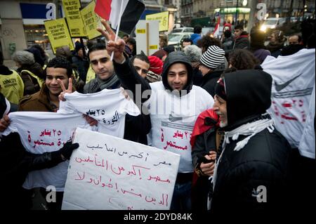 Des dizaines de personnes se rassemblent sur le boulevard de Belleville à Paris, en France, le vendredi 25 janvier 2013, pour montrer leur soutien au peuple égyptien contre l'emprise des islamistes radicaux dans les couloirs du pouvoir et de l'autorité légale donnée à l'armée. Amnesty International et quelques partisans de la révolution syrienne y ont participé. Photo de Nicolas Messyasz/ABACAPRESS.COM Banque D'Images