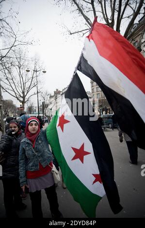 Des dizaines de personnes se rassemblent sur le boulevard de Belleville à Paris, en France, le vendredi 25 janvier 2013, pour montrer leur soutien au peuple égyptien contre l'emprise des islamistes radicaux dans les couloirs du pouvoir et de l'autorité légale donnée à l'armée. Amnesty International et quelques partisans de la révolution syrienne y ont participé. Photo de Nicolas Messyasz/ABACAPRESS.COM Banque D'Images