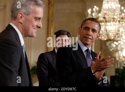 LE président AMÉRICAIN Barack Obama applaudit Denis McDonough (L) au poste de nouveau chef de cabinet de la Maison Blanche à Washington, DC, USA, le 25 janvier 2013. Photo de Yuri Gripas/Pool/ABACAPRESS.COM Banque D'Images