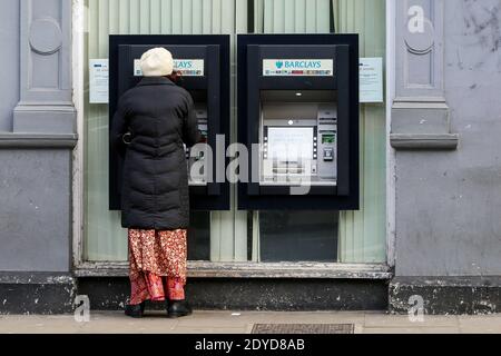 Londres, Royaume-Uni. 25 décembre 2020. Une femme utilise un distributeur automatique de billets à l'extérieur d'une succursale de Barclays Bank à Londres. Credit: Dinendra Haria/SOPA Images/ZUMA Wire/Alay Live News Banque D'Images
