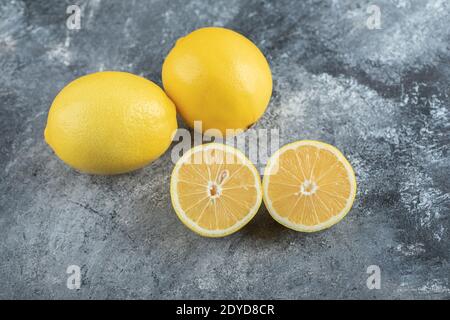 Belle composition avec des citrons .demi-coupés et entiers Banque D'Images
